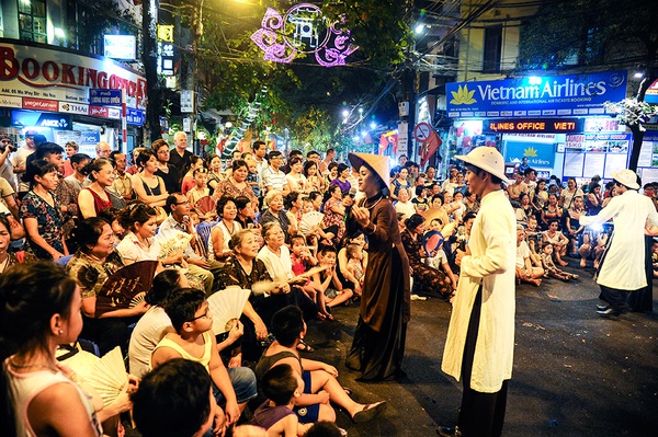 Phổ cổ đông kín người đứng xem âm nhạc đường phố 9