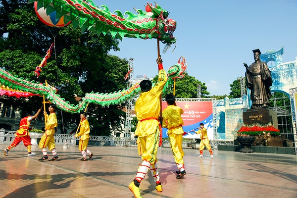 Rộn ràng lễ hội múa rồng bên hồ Hoàn Kiếm 18