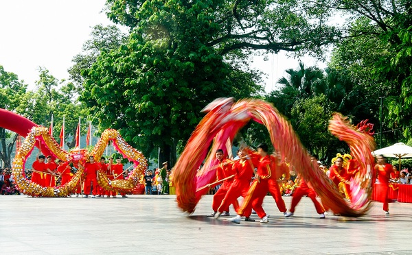 Rộn ràng lễ hội múa rồng bên hồ Hoàn Kiếm 9