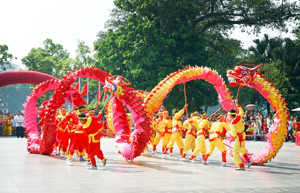 Rộn ràng lễ hội múa rồng bên hồ Hoàn Kiếm 15