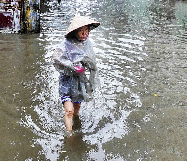 Mưa rào bất chợt, Hà Nội nhiều nơi ngập úng, người dân vất vả di chuyển 2