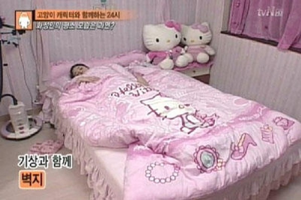 Người đẹp ph&aacute;t cuồng m&egrave;o Hello Kitty 3