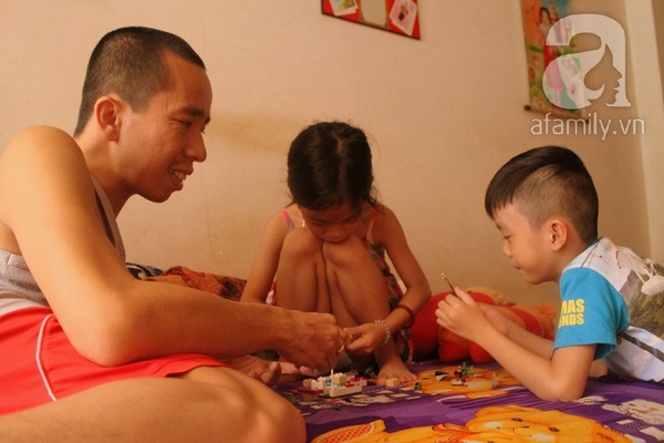 Sau thời gian làm việc bận rộn, Nguyễn Đức dành thời gian chơi đùa cùng các con.