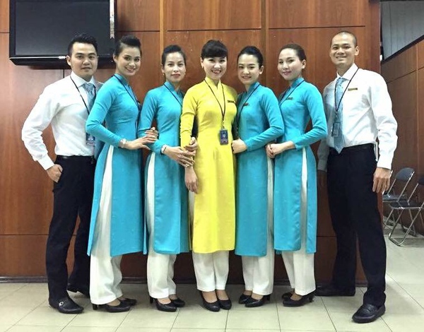 Đồng phục mới của Vietnam Airlines còn có thêm trench coat và khăn 2