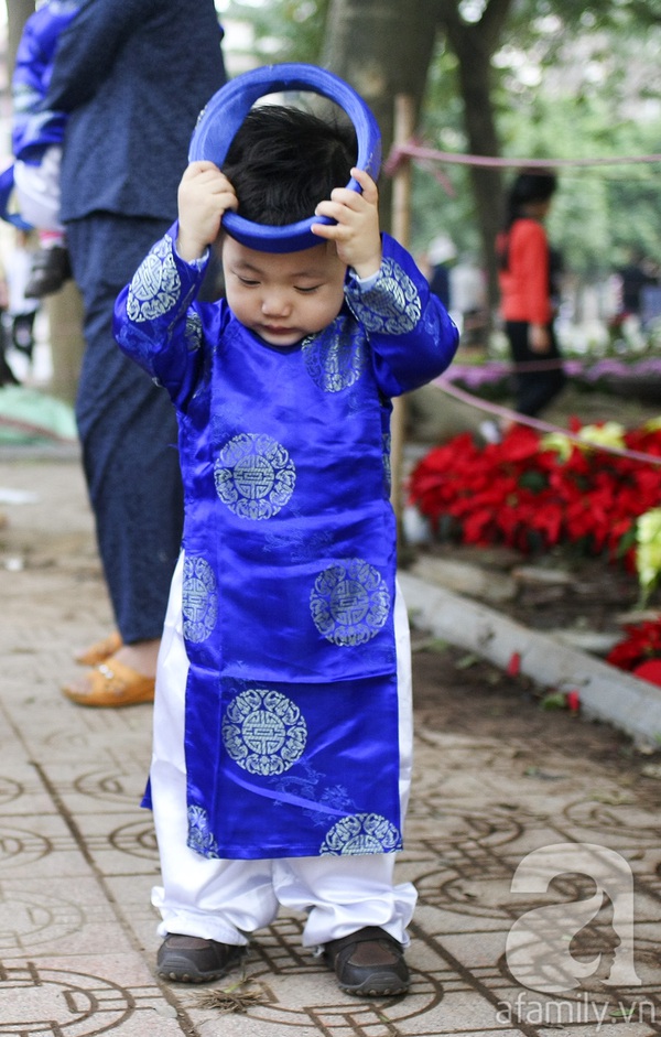 C&aacute;c "thi&ecirc;n thần" cực ngộ nghĩnh trong trang phục truyền thống 4