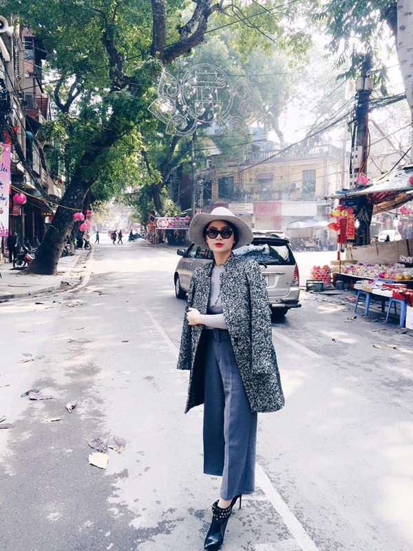 Diễm Trang mix quần ngố với áo dạ dài - combo đang được nhiều tín đồ yêu thích.
