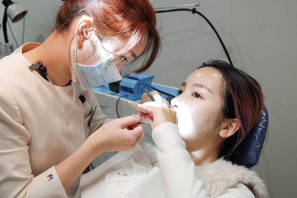 Chenelle Wen là một beauty blogger, mới đây cô nàng đã đăng tải trên trang cá nhân của mình hành trình phẫu thuật thẩm mỹ. Tường tận các quá trình từ thăm khám, những ngày sau phẫu thuật đều được Chenelle ghi lại một cách cụ thể và rõ ràng. Nếu bạn đang quan tâm đến vấn đề phẫu thuật thẩm mỹ, hay vẫn còn phân vân không biết có đau đớn hay không thì hãy cùng theo chân cô nàng blogger này nhé. phẫu thuật thẩm mỹ Khuôn mặt của Chenelle Wen trước khi phẫu thuật thẩm mỹ, cô cho rằng tỉ lệ khuôn mặt mình quá dài... phẫu thuật thẩm mỹ phẫu thuật thẩm mỹ ... chiếc mũi của Chenelle tuy cao nhưng sống mũi nhìn thẳng đuột, không tự nhiên. Vậy nên Chenelle quyết định thực hiện phẫu thuật cằm V-line và làm lại sống mũi S-line. phẫu thuật thẩm mỹ Cô nàng được các bác sĩ thăm khám và tư vấn về tỉ lệ mỗi bộ phận trên khuôn mặt sao cho cân đối. phẫu thuật thẩm mỹ Mỗi bộ phận trên khuôn mặt lại có một bác sĩ phụ trách riêng. Đối với Chenelle Wen thì cô có tới 2 bác sĩ phụ trách: 1 bác sĩ phụ trách phẫu thuật mũi và một bác sĩ phụ trách phẫu thuật xương hàm làm mặt V-line. phẫu thuật thẩm mỹ Trước khi tiến hành phẫu thuật, cô nàng được chiếu chụp và xét nghiệm kỹ càng để xem có đầy đủ sức khoẻ cho 2 cuộc phẫu thuật này không. phẫu thuật thẩm mỹ Sau 7 giờ phẫu thuật, Chenelle Wen với khuôn mặt băng bó chằng chịt thật không nhận ra. Cô được thược hiện ca phẫu thuật chỉnh xương hàm để làm mặt V-line và phẫu thuật mũi S-line. phẫu thuật thẩm mỹ Sau 1 ngày, các bác sĩ bắt đầu xử lý chiếc mũi, 2 bên lỗ mũi nhét gạc khiến việc thở gặp khó khăn, cô hoàn toàn phải thở bằng miệng. phẫu thuật thẩm mỹ Các y tác thay băng ở mũi... phẫu thuật thẩm mỹ ... sau khi thay xong băng và gỡ phần gạc trong mũi, Chenelle Wen được masage mặt cho da mặt bớt sưng phù. phẫu thuật thẩm mỹ Cô nàng chia sẻ: phải mất hơn 1 tuần không được gội đầu, vì phẫu thuật xương hàm nên vết khâu phía trong miệng khiến cô không cử động được vùng miệng, ngoài ra cổ họng còn rất đau do ngày đầu phẫu thật toàn phải thở bằng miệng. Cô phải ăn đồ ăn nước như cháo súp, và sau khi ản phải súc miệng sạch để tránh thức ăn đọng lại vết khâu phía trong miệng. phẫu thuật thẩm mỹ Ngày thứ 7 (1 tuần sau phẫu thuật) là lúc Chenelle Wen được gỡ chỉ vùng mũi, cô nàng phải thú nhận rằng lúc gỡ chỉ ra rất đau. phẫu thuật thẩm mỹ Khuôn mặt của Chenelle Wen nhìn vẫn còn khá sưng sau khi gỡ chỉ vùng mũi, riêng phần hàm cô phải đợi thêm 1 tuần nữa. phẫu thuật thẩm mỹ phẫu thuật thẩm mỹ phẫu thuật thẩm mỹ phẫu thuật thẩm mỹ phẫu thuật thẩm mỹ phẫu thuật thẩm mỹ phẫu thuật thẩm mỹ phẫu thuật thẩm mỹ phẫu thuật thẩm mỹ Chenelle Wen là một beauty blogger, mới đây cô nàng đã đăng tải trên trang cá nhân của mình hành trình phẫu thuật thẩm mỹ. Tường tận các quá trình từ thăm khám, những ngày sau phẫu thuật đều được Chenelle ghi lại một cách cụ thể và rõ ràng. Nếu bạn đang quan tâm đến vấn đề phẫu thuật thẩm mỹ, hay vẫn còn phân vân không biết có đau đớn hay không thì hãy cùng theo chân cô nàng blogger này nhé. phẫu thuật thẩm mỹ Khuôn mặt của Chenelle Wen trước khi phẫu thuật thẩm mỹ, cô cho rằng tỉ lệ khuôn mặt mình quá dài... phẫu thuật thẩm mỹ phẫu thuật thẩm mỹ ... chiếc mũi của Chenelle tuy cao nhưng sống mũi nhìn thẳng đuột, không tự nhiên. Vậy nên Chenelle quyết định thực hiện phẫu thuật cằm V-line và làm lại sống mũi S-line. phẫu thuật thẩm mỹ Cô nàng được các bác sĩ thăm khám và tư vấn về tỉ lệ mỗi bộ phận trên khuôn mặt sao cho cân đối. phẫu thuật thẩm mỹ Mỗi bộ phận trên khuôn mặt lại có một bác sĩ phụ trách riêng. Đối với Chenelle Wen thì cô có tới 2 bác sĩ phụ trách: 1 bác sĩ phụ trách phẫu thuật mũi và một bác sĩ phụ trách phẫu thuật xương hàm làm mặt V-line. phẫu thuật thẩm mỹ Trước khi tiến hành phẫu thuật, cô nàng được chiếu chụp và xét nghiệm kỹ càng để xem có đầy đủ sức khoẻ cho 2 cuộc phẫu thuật này không. phẫu thuật thẩm mỹ Sau 7 giờ phẫu thuật, Chenelle Wen với khuôn mặt băng bó chằng chịt thật không nhận ra. Cô được thược hiện ca phẫu thuật chỉnh xương hàm để làm mặt V-line và phẫu thuật mũi S-line. phẫu thuật thẩm mỹ Sau 1 ngày, các bác sĩ bắt đầu xử lý chiếc mũi, 2 bên lỗ mũi nhét gạc khiến việc thở gặp khó khăn, cô hoàn toàn phải thở bằng miệng. phẫu thuật thẩm mỹ Các y tác thay băng ở mũi... phẫu thuật thẩm mỹ ... sau khi thay xong băng và gỡ phần gạc trong mũi, Chenelle Wen được masage mặt cho da mặt bớt sưng phù. phẫu thuật thẩm mỹ Cô nàng chia sẻ: phải mất hơn 1 tuần không được gội đầu, vì phẫu thuật xương hàm nên vết khâu phía trong miệng khiến cô không cử động được vùng miệng, ngoài ra cổ họng còn rất đau do ngày đầu phẫu thật toàn phải thở bằng miệng. Cô phải ăn đồ ăn nước như cháo súp, và sau khi ản phải súc miệng sạch để tránh thức ăn đọng lại vết khâu phía trong miệng. phẫu thuật thẩm mỹ Ngày thứ 7 (1 tuần sau phẫu thuật) là lúc Chenelle Wen được gỡ chỉ vùng mũi, cô nàng phải thú nhận rằng lúc gỡ chỉ ra rất đau. phẫu thuật thẩm mỹ Khuôn mặt của Chenelle Wen nhìn vẫn còn khá sưng sau khi gỡ chỉ vùng mũi, riêng phần hàm cô phải đợi thêm 1 tuần nữa. phẫu thuật thẩm mỹ phẫu thuật thẩm mỹ phẫu thuật thẩm mỹ phẫu thuật thẩm mỹ phẫu thuật thẩm mỹ phẫu thuật thẩm mỹ phẫu thuật thẩm mỹ phẫu thuật thẩm mỹ phẫu thuật thẩm mỹ