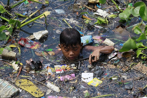 Trẻ Philippine mót rác kiếm sống