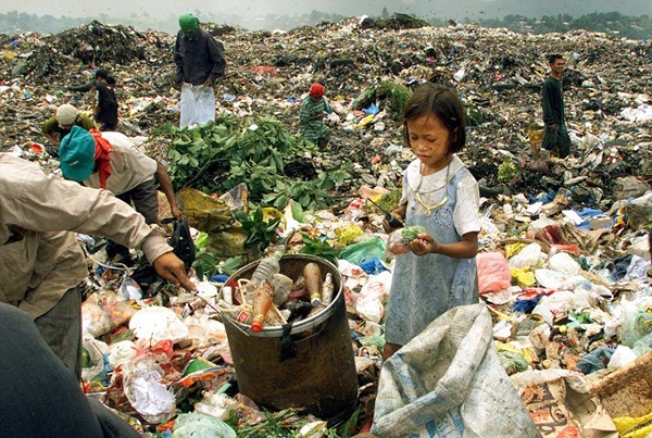 Trẻ Philippine mót rác kiếm sống_6