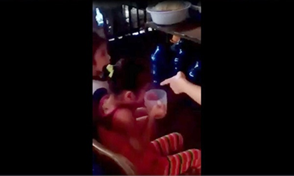 Bạo h&agrave;nh trẻ em_2