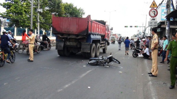 Thai phụ lại bị xe ben tông, kéo lê đi nhiều mét  1