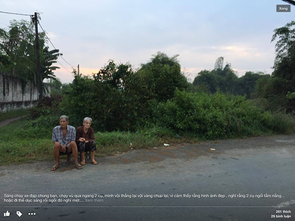 Cặp vợ chồng mù hơn 80 tuổi ngồi lề đường ăn xin khiến dân mạng xót xa 1