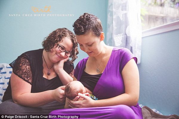 Hình ảnh tuyệt đẹp khi hai bà mẹ đồng tính cùng cho con bú 2