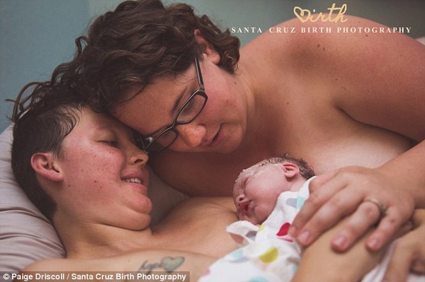 Hình ảnh tuyệt đẹp khi hai bà mẹ đồng tính cùng cho con bú 5