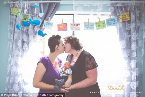 Hình ảnh tuyệt đẹp khi hai bà mẹ đồng tính cùng cho con bú 6