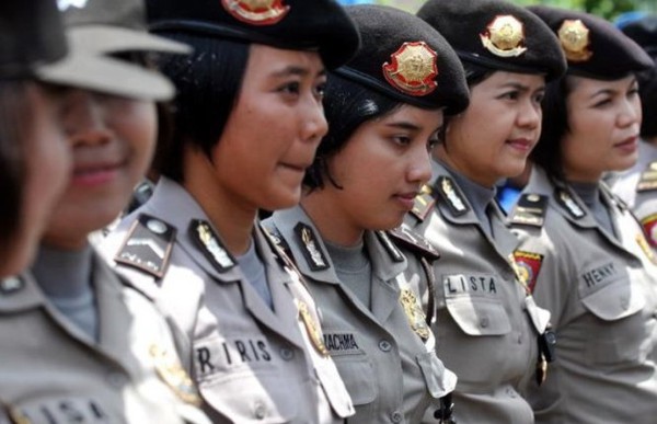 Sốc với màn “kiểm tra trinh tiết” thi tuyển cảnh sát Indonesia 1