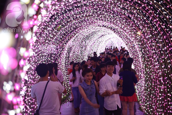 Đường phố Sài Gòn ngập trong ánh sáng lung linh mùa Giáng sinh 2