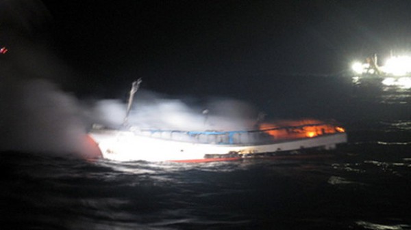 Hai người Việt mất tích trên tàu cháy Hàn Quốc  1