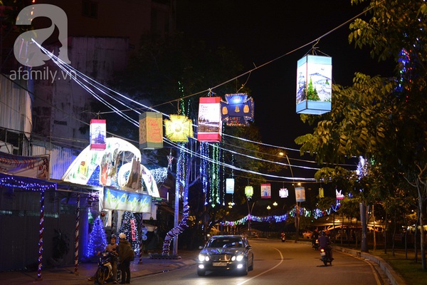 Đường phố Sài Gòn ngập trong ánh sáng lung linh mùa Giáng sinh 5