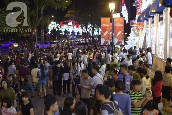 Đường phố Sài Gòn ngập trong ánh sáng lung linh mùa Giáng sinh 8