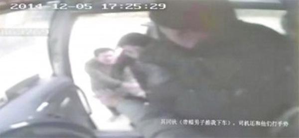 Người Trung Quốc phẫn nộ vì hành khách bàng quan nhìn cô gái bị tấn công trên xe bus 1