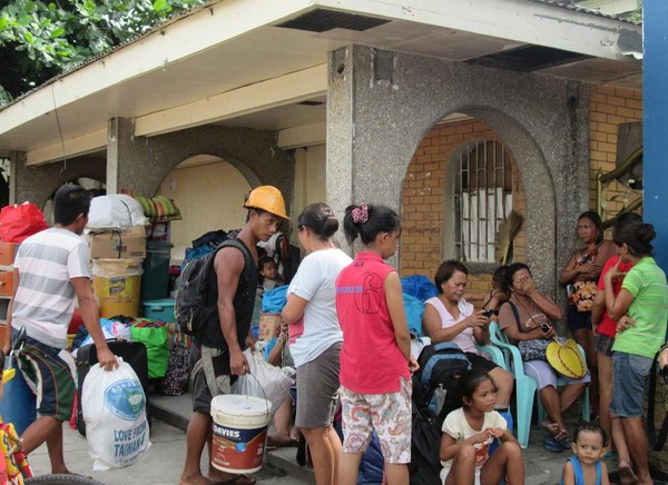 Người Phillipines sợ hãi tích trữ lương thực và sơ tán trước siêu bão Hagupit 1