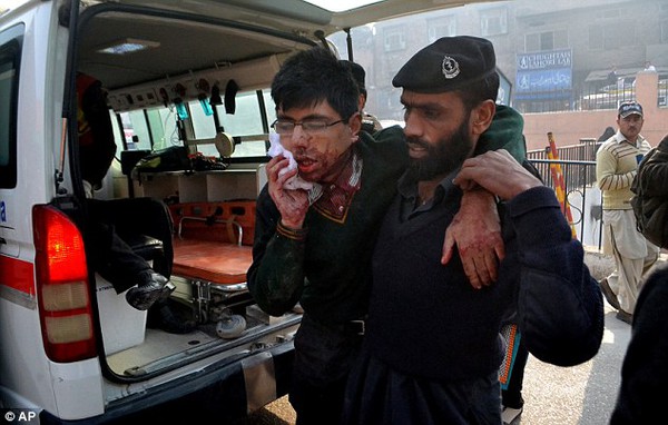 Taliban tấn công trường học, hơn 100 học sinh bị sát hại 3