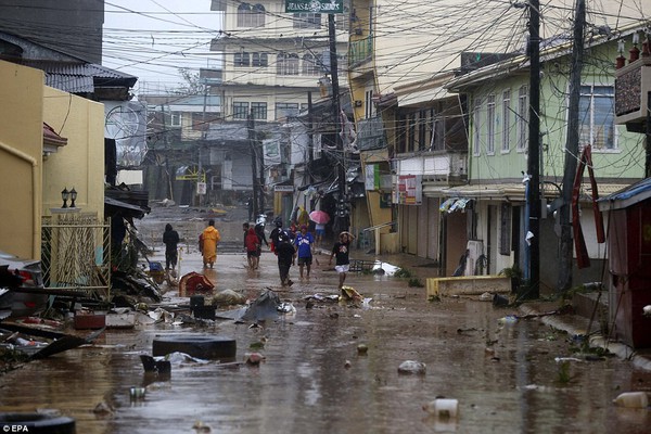Khung cảnh hoang tàn ở những nơi siêu bão Hagupit quét qua 10