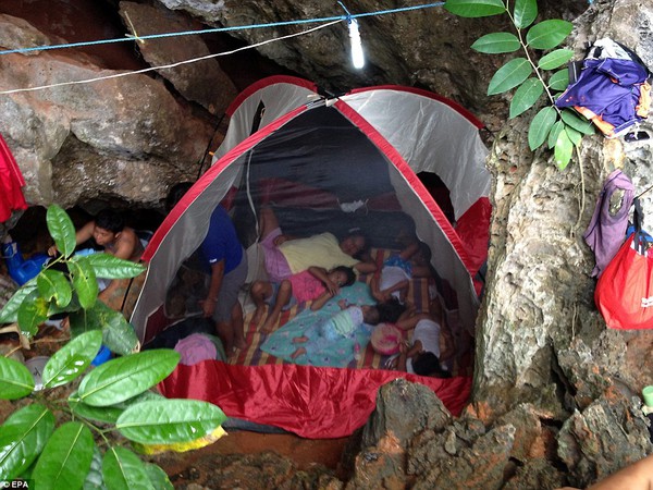 Khung cảnh hoang tàn ở những nơi siêu bão Hagupit quét qua 11