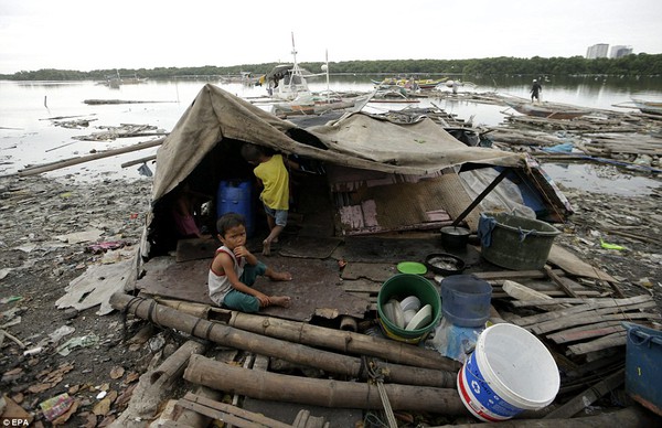 Khung cảnh hoang tàn ở những nơi siêu bão Hagupit quét qua 14