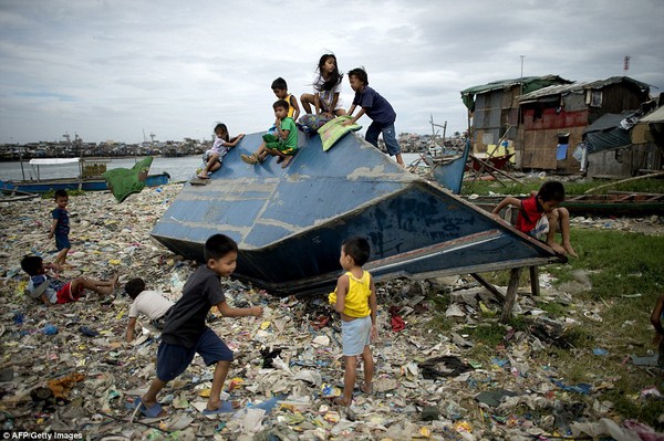 Khung cảnh hoang tàn ở những nơi siêu bão Hagupit quét qua 15