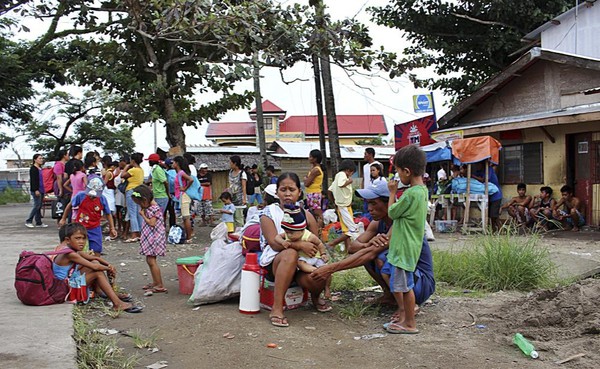 Người Phillipines sợ hãi tích trữ lương thực và sơ tán trước siêu bão Hagupit 2