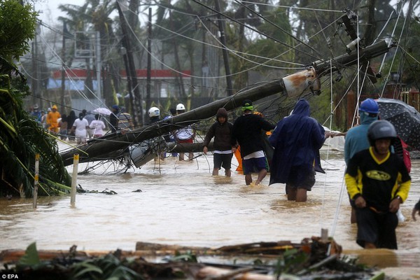 Khung cảnh hoang tàn ở những nơi siêu bão Hagupit quét qua 2