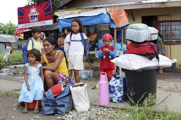 Người Phillipines sợ hãi tích trữ lương thực và sơ tán trước siêu bão Hagupit 3