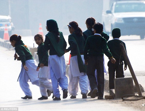 Taliban tấn công trường học, hơn 100 học sinh bị sát hại 2