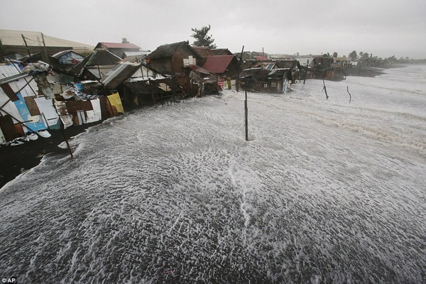 Khung cảnh hoang tàn ở những nơi siêu bão Hagupit quét qua 3