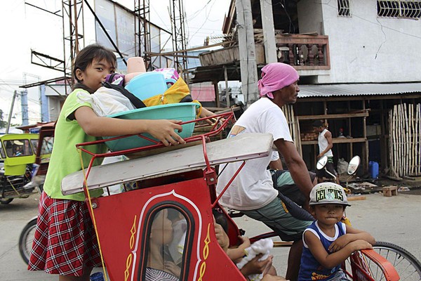 Người Phillipines sợ hãi tích trữ lương thực và sơ tán trước siêu bão Hagupit 5