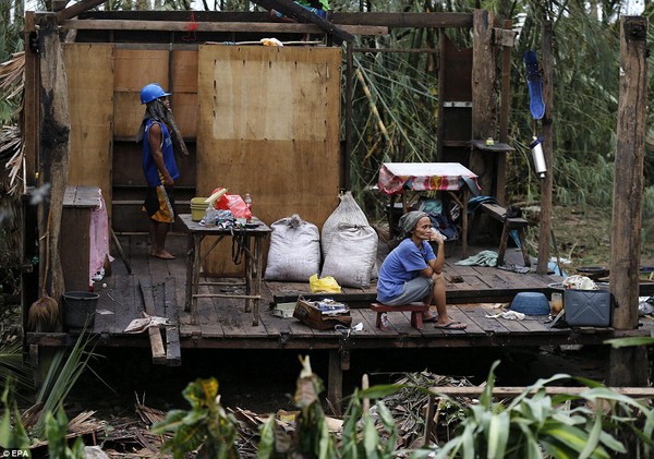 Khung cảnh hoang tàn ở những nơi siêu bão Hagupit quét qua 5