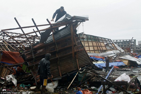 Khung cảnh hoang tàn ở những nơi siêu bão Hagupit quét qua 6
