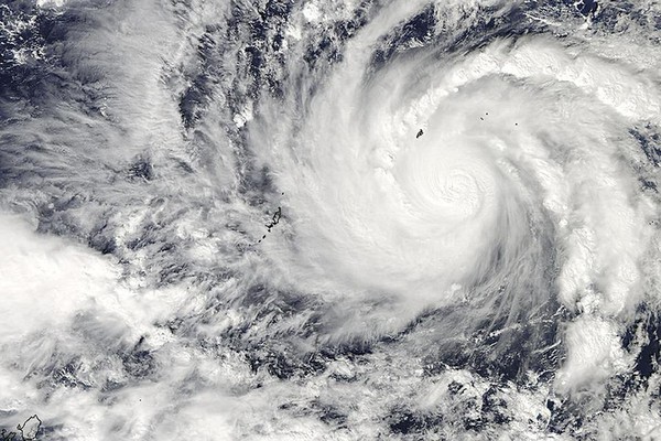 Người Phillipines sợ hãi tích trữ lương thực và sơ tán trước siêu bão Hagupit 7
