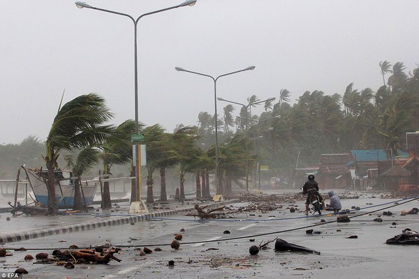 Khung cảnh hoang tàn ở những nơi siêu bão Hagupit quét qua 9