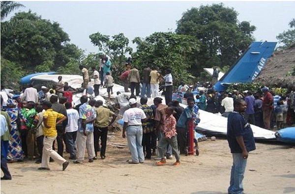 Congo: Máy bay va vào vách núi, 6 người thiệt mạng 1