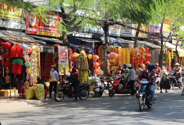 Tết Tây chưa qua, thị trường đồ trang trí Tết Nguyên đán đã nhộn nhịp   1