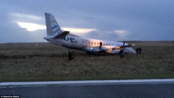 Máy bay trượt khỏi đường băng vì gió mạnh, 2 hành khách bị thương 1