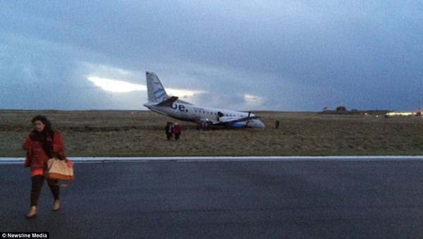 Máy bay trượt khỏi đường băng vì gió mạnh, 2 hành khách bị thương 2
