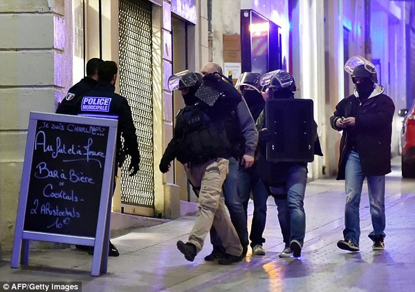 Tay súng bắt 2 phụ nữ tại cửa hàng trang sức - Vụ bắt cóc thứ 3 ở Pháp trong 24 giờ 2