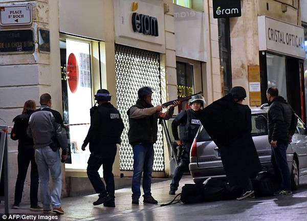 Tay súng bắt 2 phụ nữ tại cửa hàng trang sức - Vụ bắt cóc thứ 3 ở Pháp trong 24 giờ 1