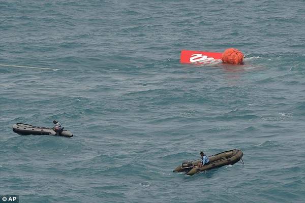 Đuôi máy bay QZ8501 đã được vớt lên nhưng không tìm thấy hộp đen 2