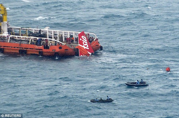 Đuôi máy bay QZ8501 đã được vớt lên nhưng không tìm thấy hộp đen 6