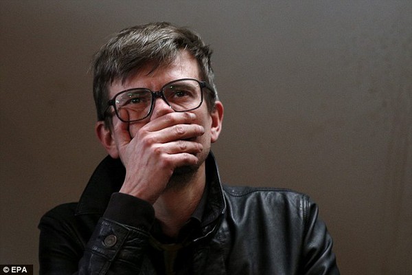 Họa sĩ thoát chết trong vụ tấn công tòa soạn Charlie Hebdo bật khóc ngày báo phát hành lại 2